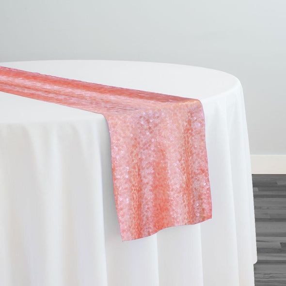 Nappe rose scintillante sur table