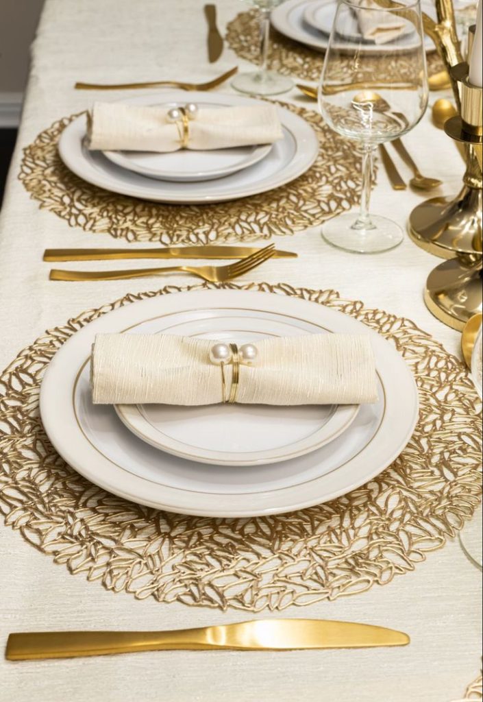 Mise en place élégante dorée