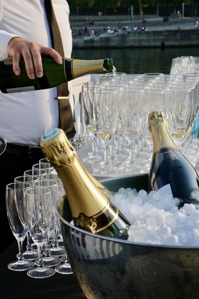 Bouteilles de champagne et flûtes